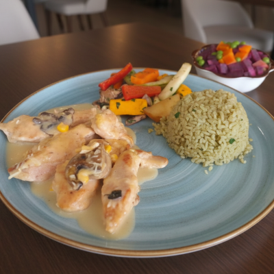 Pollo en salsa de choclo y champiñon